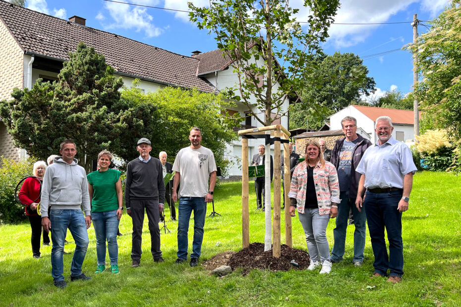 Baumpflanzaktion und Versenkung einer Zeitkapsel zur 600-Jahrfeier in Hilgenroth